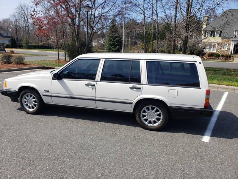 Illustration for article titled At $3,500, Is This a 1992 Volvo 940 Turbo Estate That's Broken-In But Won’t Break The Bank?